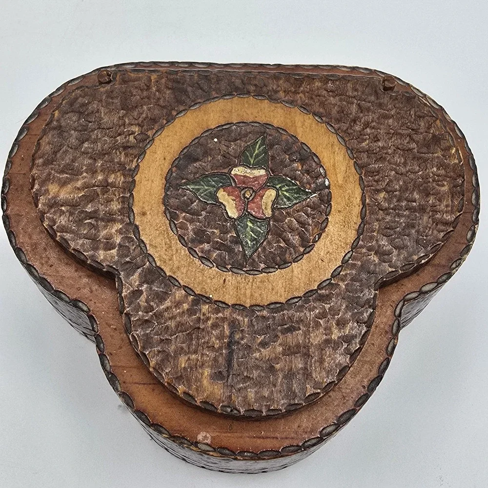 Beautiful Antique Vtg Hand Carved HEART Powder or TRINKET BOX‎ Floral